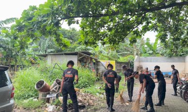 Ratusan Personel Brimob Polda Jateng Serentak Korvey Massal Bersihkan Waduk dan Pasar