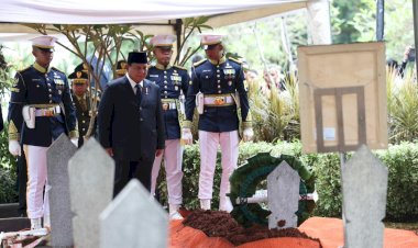 Prabowo Jadi Inspektur Upacara, Pimpin Prosesi Pemakaman Almarhum Try Sutrisno dengan Khidmat