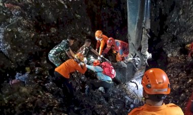 Sigap di Tengah Duka, Prajurit Yonarmed 7/BG Bantu Evakuasi Korban Longsor Bantargebang