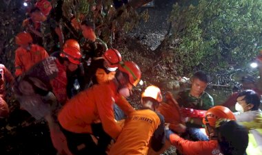 Gerak Cepat Yonarmed 7/BG Bantu Penanganan dan Evakuasi Longsor Gunung Sampah di Bantargebang