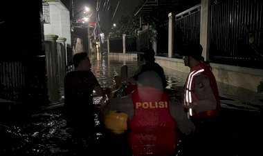 Warga Terdampak Banjir Hubungi Layanan 110, Dit Samapta PMJ Evakuasi Warga Terdampak Banjir di Ciracas