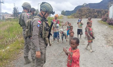 Patroli Satgas Ops Damai Cartenz di Intan Jaya: Interaksi dengan Warga dan Anak-anak di Sugapa