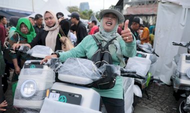 Ungkapan Gembira Warga Dapat Doorprize Motor Listrik di Pasar Murah Pemerintah: Senang Banget, Gak Mimpi!