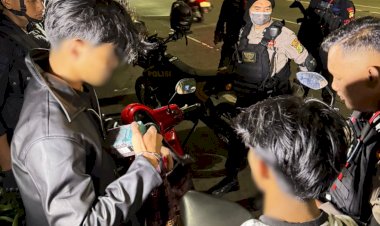 Patroli Brimob Polda Metro Jaya Membubarkan Pemuda Saat Pesta Miras Di Jakarta Timur