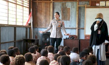 Hadirkan Keceriaan dan Edukasi Bagi Siswa, Satgas Damai Cartenz Gelar Bakti Sosial di SD Negeri Pomako 1