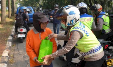 Kapolres Metro Bekasi Salurkan 400 Paket Sembako untuk Perempuan Pejuang di Hari Kartini