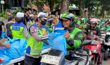 Jumat Peduli, Polda Metro Jaya Salurkan 350 Paket Sembako untuk Pengemudi Ojol
