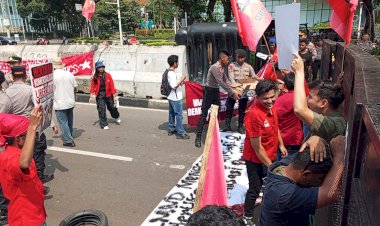 Di Tengah Aksi Penyampaian Aspirasi, Polisi Bagikan Air Mineral dan Snack untuk Massa