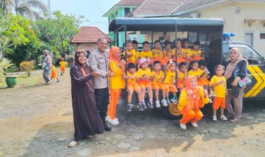 Disambut Hangat, Anak-anak PAUD Ceria Antusias Kunjungi Polsek Doro
