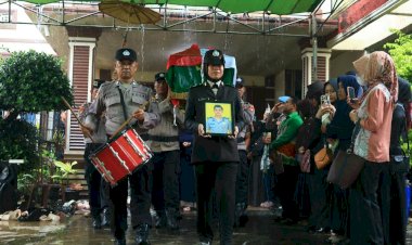 Polda Lampung Berduka: Kapolda Hadiri Upacara Pemakaman Bripka Anumerta Arya Supena yang Gugur Dalam Tugas