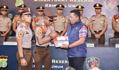 Wadir Reskrimum Polda Metro Jaya Serahkan Referensi Hukum Terbaru kepada 17 Taruna Akpol: Perkuat Profesionalisme Generasi Mendatang