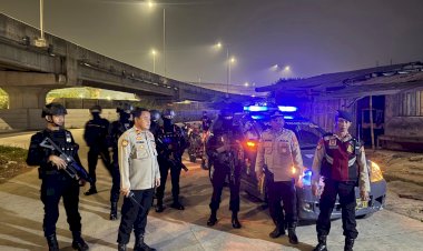 Brimob Polda Metro Jaya Bubarkan Tawuran di Kosambi, Parang 1 Meter Disita