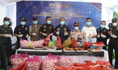 Bareskrim Polri Musnahkan Ribuan Kilogram Bawang Impor Ilegal dari Jalur Tikus Perbatasan Malaysia
