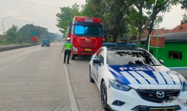 Kendaraan Sumbu 3 Dialihkan Masuk Tol, Satlantas Polres Pekalongan Berlakukan Pengawasan di Jalur Pantura