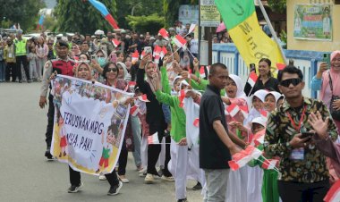 Spanduk Dukung MBG Membentang Kala Prabowo Pidato di Hadapan Petani-Nelayan