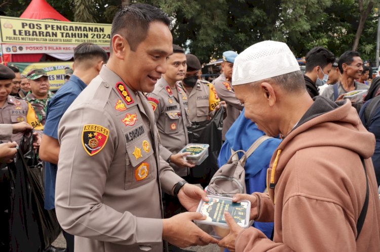 Polrestro Jakbar  Bersama 3 Pilar Berbagi Takjil Kepada Pemudik