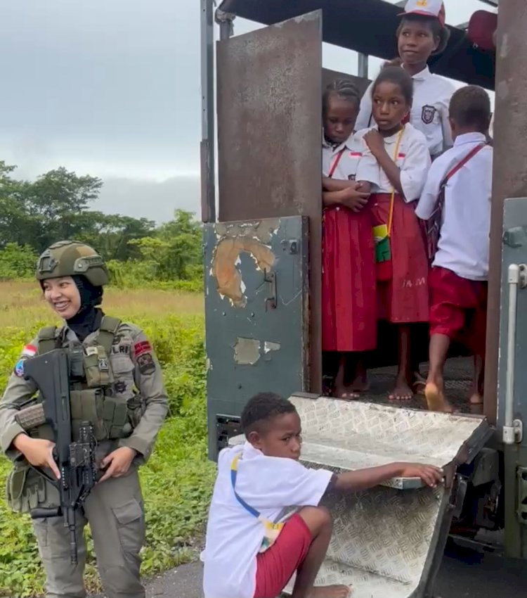 Patroli Humanis Ops Damai Cartenz-2025 di Kenyam: Semangat Kartini dalam Pengamanan dan Kepedulian Sosial