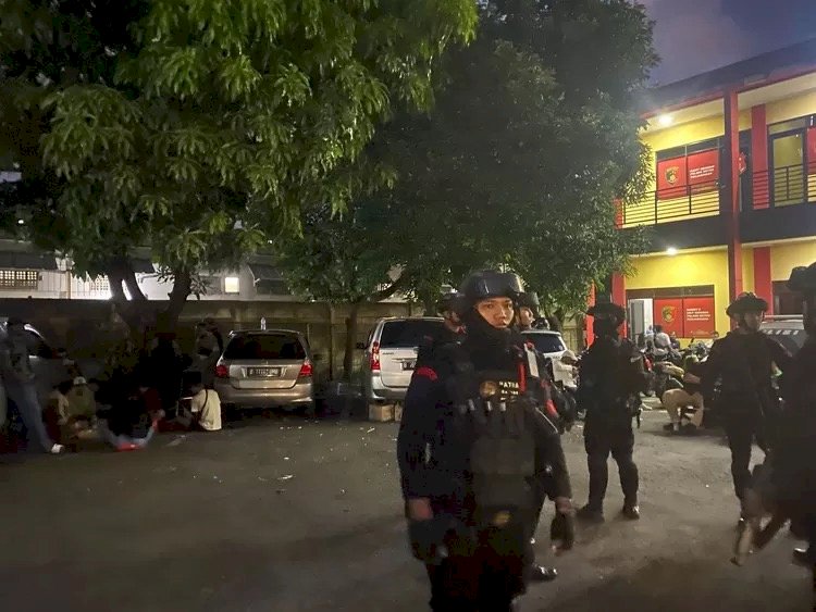 Brimob Polda Metro Jaya Siaga Antisipasi Bentrokan Ormas di Penjaringan