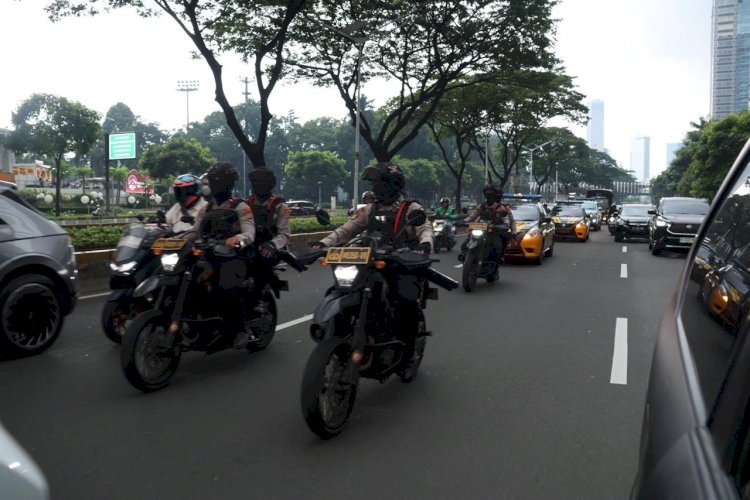 Bukan Hanya Tegas, Polda Metro Jaya Gelar Patroli Humanis di Jakarta