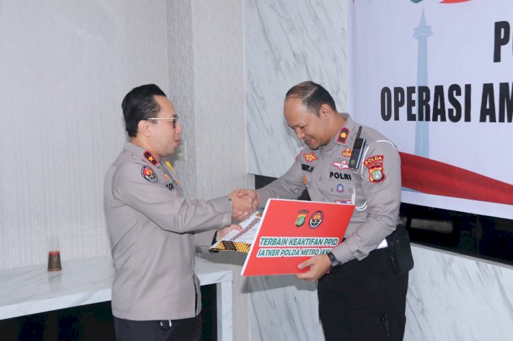 Kabid Humas Polda Metro Jaya Berikan Penghargaan untuk Personel Humas Berprestasi