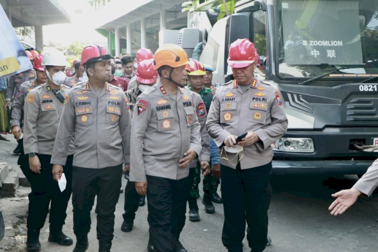 Kapolda Jatim Tinjau Evakuasi Korban Robohnya Bangunan Ponpes Al Khoziny di Sidoarjo