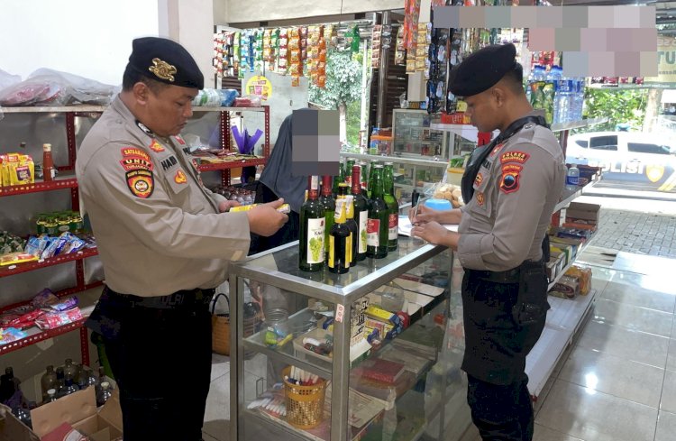 Polisi Sita Miras dari Toko dan Rumah Warga