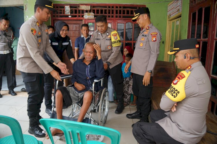 Bakti Kesehatan Polres Metro Bekasi: Kapolrestro Serahkan Kursi Roda untuk Warga Stroke di Cikarang Barat