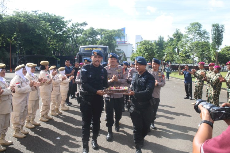 Brimob Metro Jaya Kunjungi Mako Korps Marinir dalam Rangka HUT ke-80 Marinir TNI AL