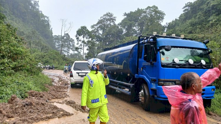 Polri Kerahkan Personel Membantu Warga Terdampak Bencana di Sumatera Utara