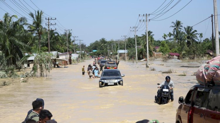 Kapolda Aceh Menerobos Lumpur dan Banjir  tiba di Tamiang, pastikan penanganan banjir berjalan cepat dan terkoordinasi
