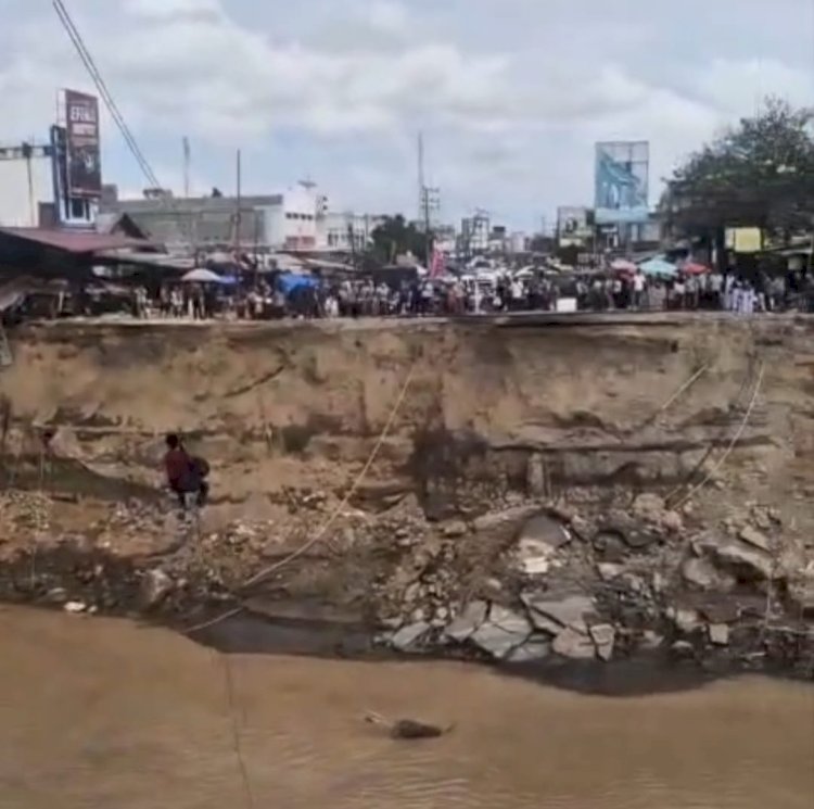 Brimob Aceh Pasang Tali Sling pada Jembatan Putus dan Geser Speed Boat untuk Mendukung Mobilitas Warga di Bireuen