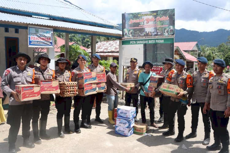 Polres Padang Pariaman Salurkan Bantuan ke Warga Terdampak di Korong Sipisang sipinang Nagari Anduring Kecamatan 2x11 Kayu Tanam