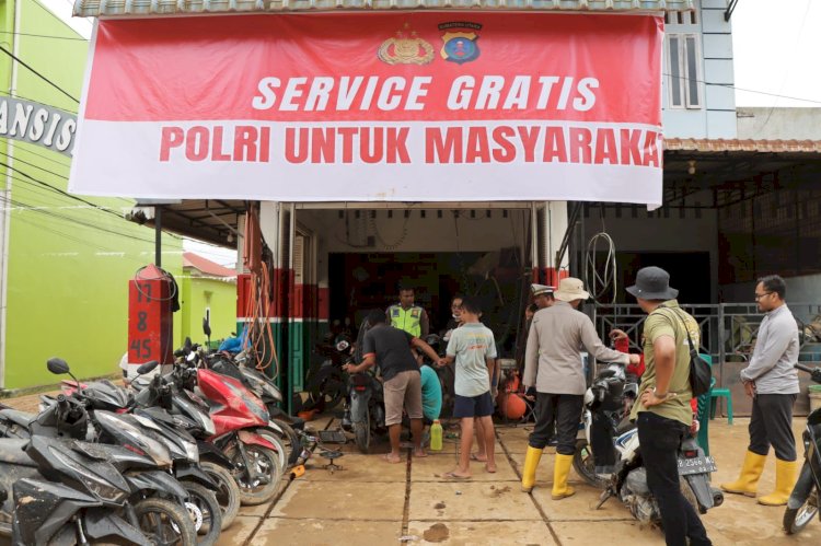 Bangkit Bersama Polri: Kapolres Tapteng Layani Service Motor Gratis untuk Warga Terdampak