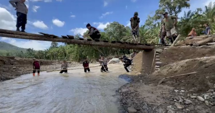 Pembangunan Jembatan Darurat di Salareh Aia, Polres Agam Percepat Pemulihan Akses Warga