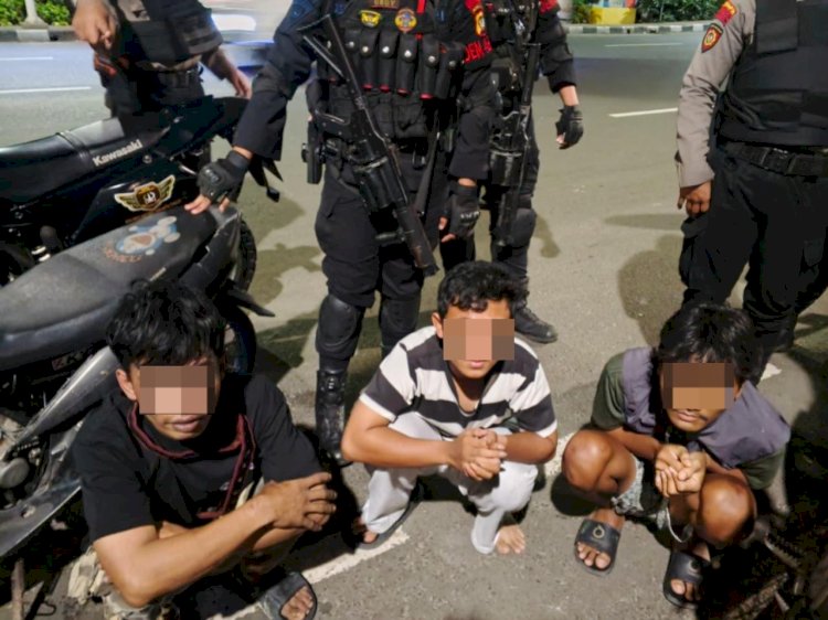 Patroli Brimob Batalyon B Pelopor Bubarkan Aksi Balap Liar di Duren Sawit, Warga Amankan Remaja dan BBM