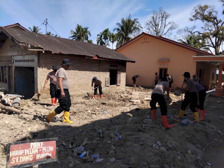 Brimob Hadir Dukung Pemulihan Rumah dan Aktivitas Ibadah Pascabencana Batang Toru