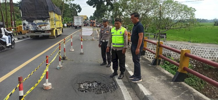 Jembatan Kali Ketek Karanganyar Ambles, Arus Lalu Lintas Jalan Nasional III Tersendat
