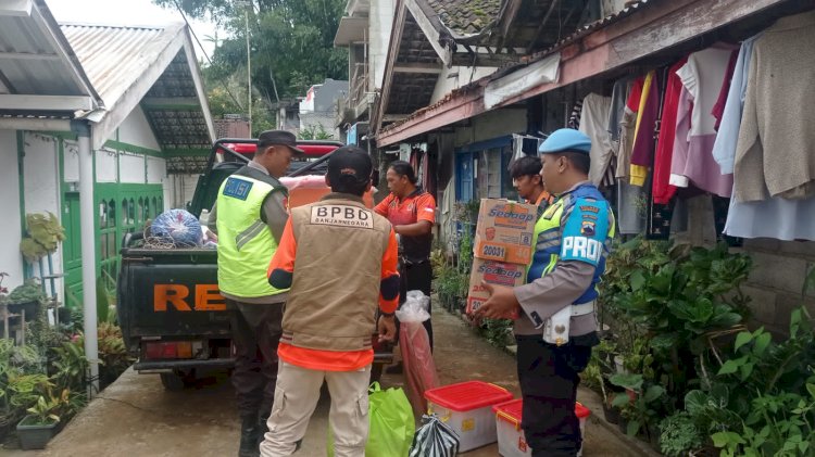 Polsek Pejawaran Membantu Distribusi Bantuan Korban Bencana Alam di Desa Giritirta