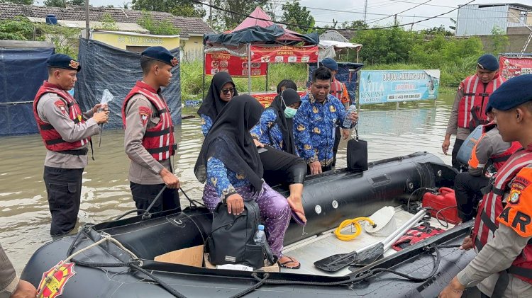 Emak-emak Hingga Nakes Naik Perahu Karet Brimob Sebrangi Banjir
