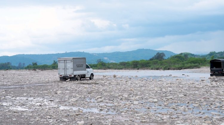 Seberangi Sungai, Petugas SPPG di Pedalaman NTT Bertaruh Nyawa Antar MBG, Harap Jembatan Dibangun