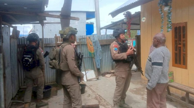 Personel Brimob Ops Damai Cartenz Gelar Patroli dan Sambang Humanis di Kampung Aikai