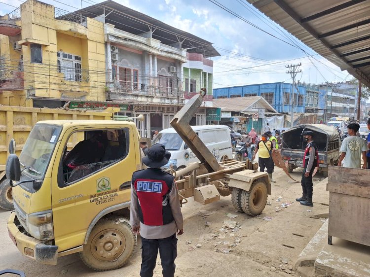 Dari Jalan Tergenang ke Bengkel Perbaikan, Polisi gunakan towing  Evakuasi Mobil Warga Pascabanjir