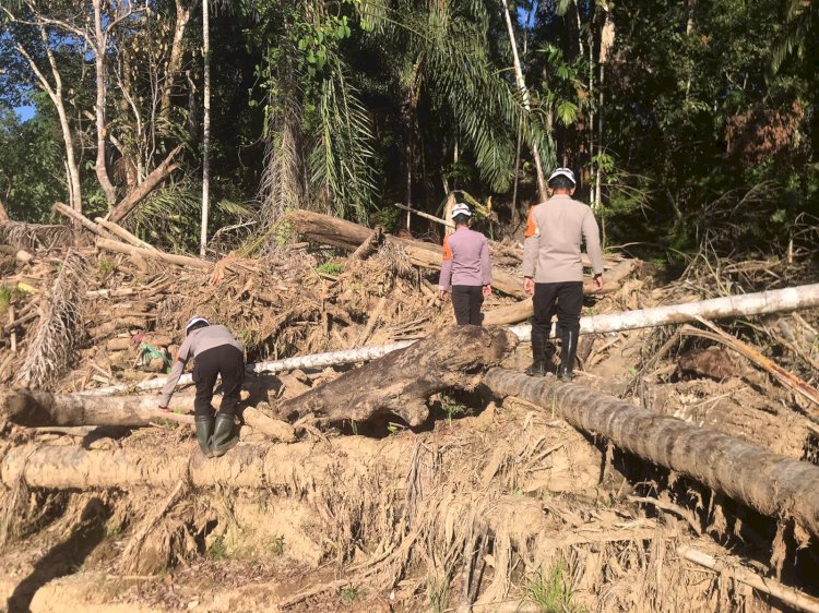 Pulihkan Pasca-Banjir Bandang, Tim SAR Resimen II Pasukan Pelopor Bersihkan Sungai di Agam