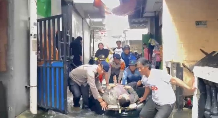Evakuasi Warga Terdampak Banjir, Brimob Gendong Warga Yang Sakit