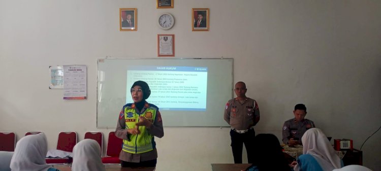 TMMD Depok 26 Februari 2026: 50 Siswa SMAN 8 Ikuti Penyuluhan UU Lalu Lintas
