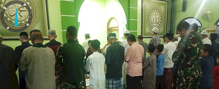 Satgas TMMD Ke-127 Kodim 0508/Depok Shalat Tarawih Bersama Warga Sukamaju