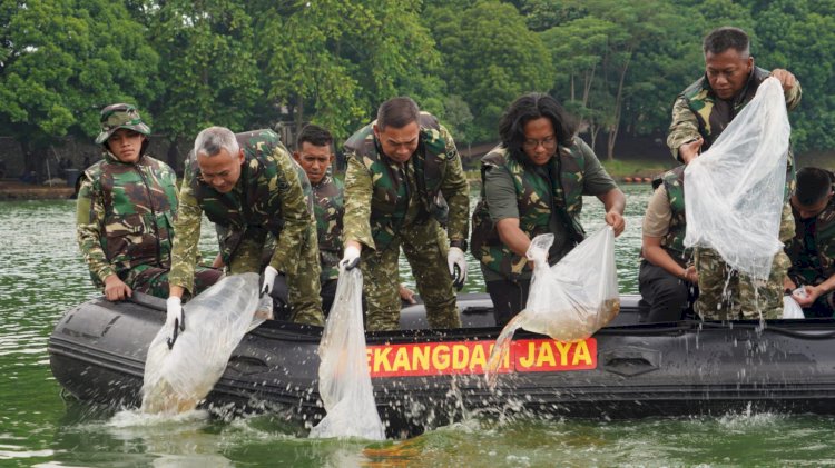Selamatkan Ekosistem Danau Kenanga UI, TNI dan UI Bersinergi Basmi Ikan Invasif