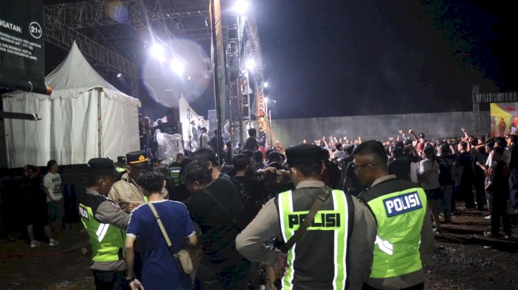 Ribuan Penonton Padati Konser Band Asal Inggris di Pekalongan, Ratusan Personel Gabungan Dikerahkan