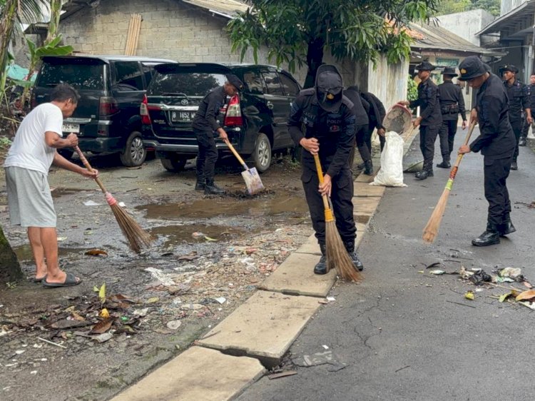 Brimob Metro Jaya Gelar Gerakan ASRI, Masjid dan Lingkungan Warga Ciputat Jadi Lebih Bersih