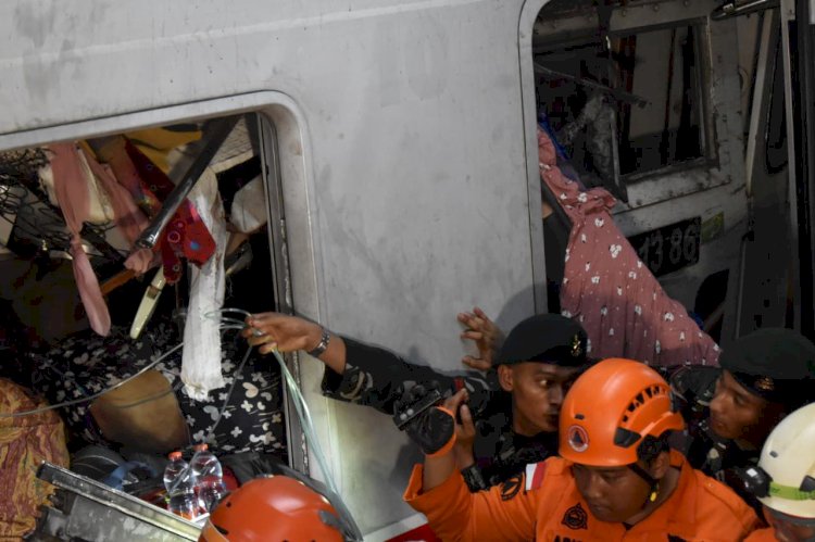 Gerak Cepat Kodam Jaya Evakuasi Tabrakan KA di Bekasi Timur